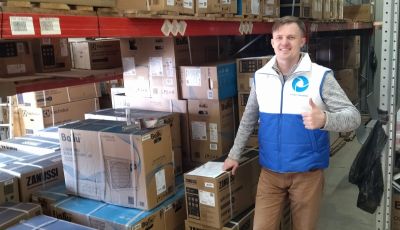 "На складах оборудования тоже есть жизнь 📦✨😊!"